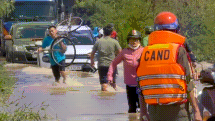 Nước lũ dâng nhanh, nhiều xã ở Lâm Đồng bị ngập sâu