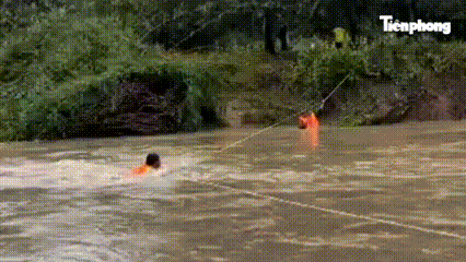 6 cán bộ đang đi đo đạc ở hồ Kapet (Lâm Đồng) thì bị cô lập giữa dòng lũ