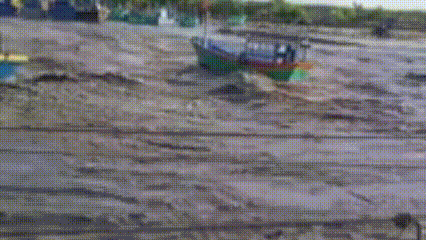 CLIP: Khoảnh khắc kinh hoàng nước lũ cuốn trôi tàu thuyền của ngư dân ở Lâm Đồng