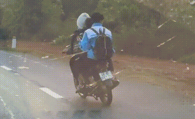 Nam sinh chạy xe lạng lách bị xử phạt, tịch thu phương tiện