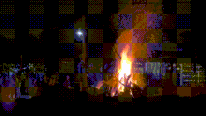 Người dân làng quê Hà Tĩnh quây quần đốt lửa đón giao thừa