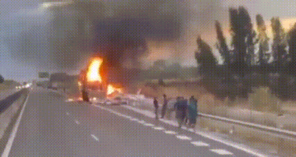 Xe tải chở hàng bốc cháy dữ dội trên cao tốc Vĩnh Hảo - Phan Thiết