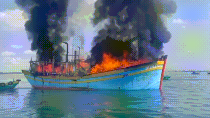 Tàu cá bốc cháy dữ dội, hàng chục người nhảy xuống biển thoát thân