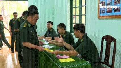 Tân binh Biên phòng lần đầu cầm lá phiếu bầu cử
