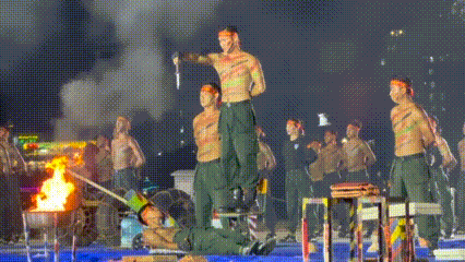 Kịch tính lính đặc nhiệm dùng răng kéo xe tải, đỡ dao bằng bụng