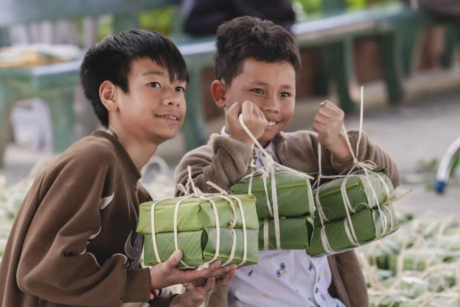 Cảnh sát Lâm Đồng gói bánh chưng Tết cùng trẻ khiếm thính, lan tỏa yêu thương