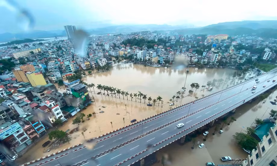 Mưa lớn, người dân Quảng Ninh bì bõm chạy lũ trong đêm