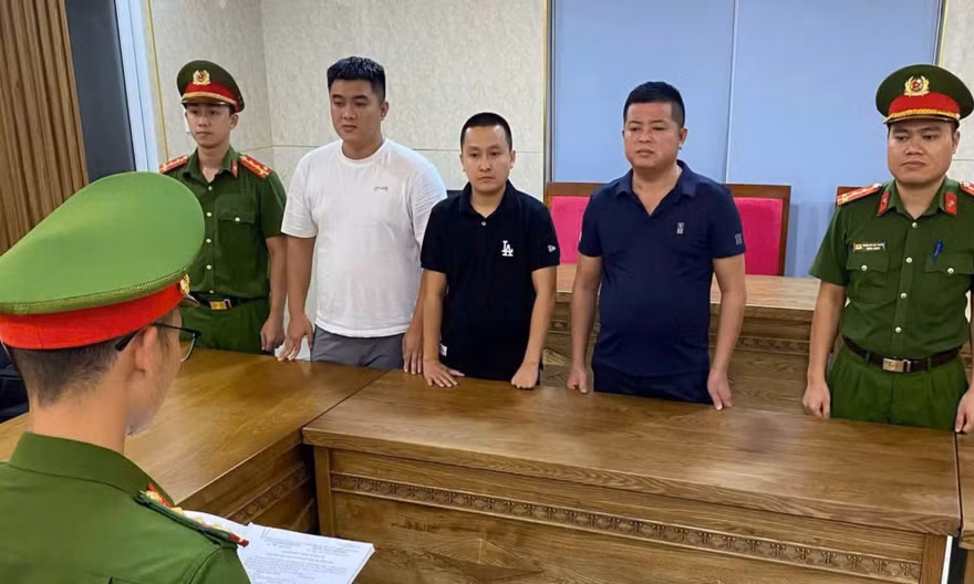 Việc đồng loạt khởi tố các bị can được xem là bước đi quan trọng trong quá trình bóc gỡ các mắt xích hỗ trợ cho hoạt động lừa đảo xuyên quốc gia. (Ảnh: CAĐN)