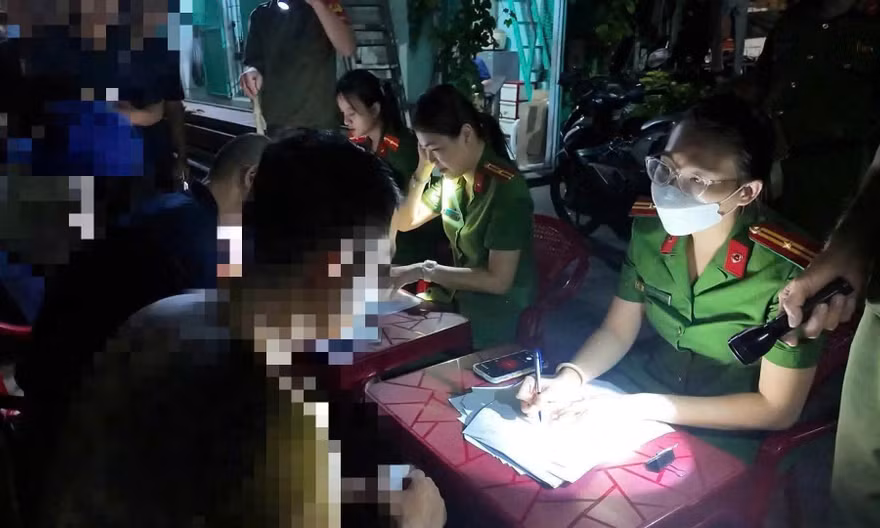 Đối tượng được kiểm tra chủ yếu là bốc vác, lái xe tải và tiểu thương đang hoạt động tại khu vực chợ
