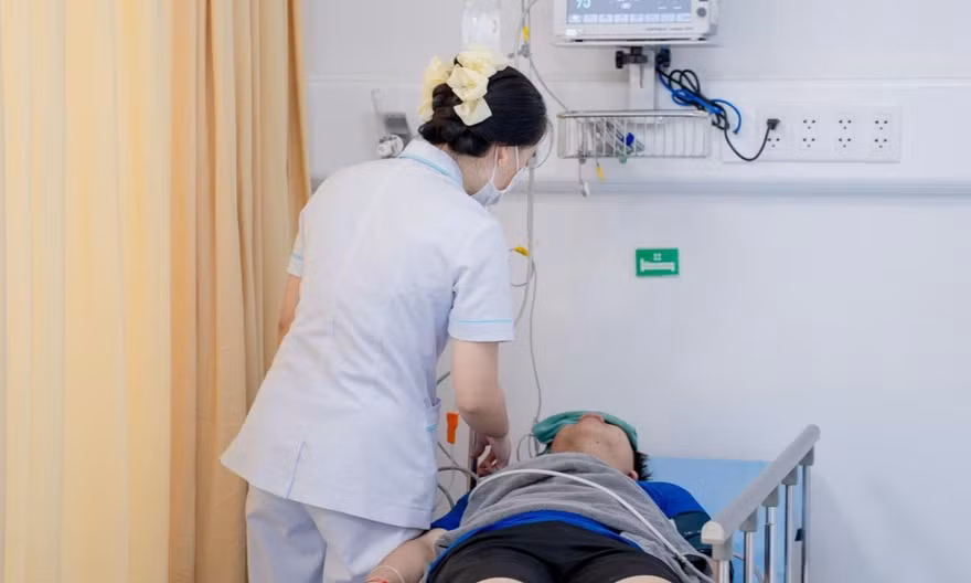 Bị ong vò vẽ đốt khi chơi team building, 8 người vào viện