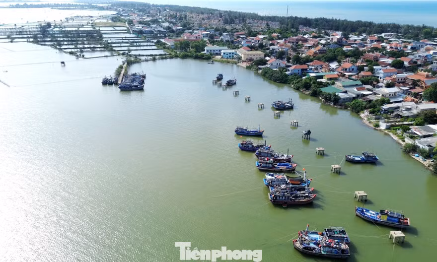 Vì sao tàu cá tại Huế nằm bờ hàng loạt?
