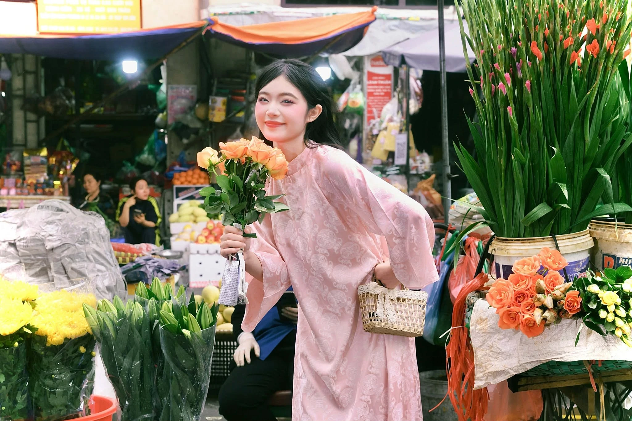 Nguyễn Thùy Linh: Sinh viên Hậu Cần chụp ảnh Tết tại Chợ Đồng Xuân