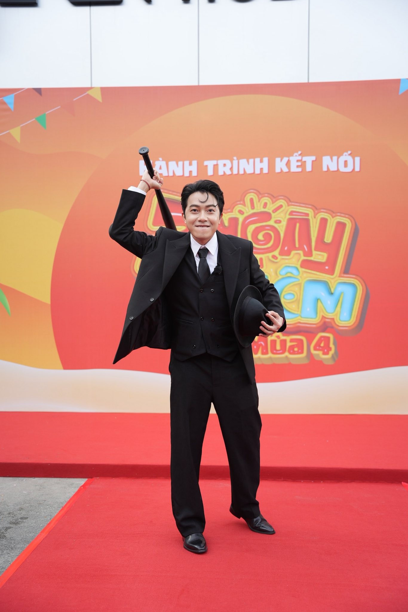 Cris Phan mặc "bình thường" nhưng đẹp nhất dàn cast khiến fan hoài nghi anh đã "mua chuộc ê-kíp". 518377598-1264909925078492-5613301488138169695-n.jpg