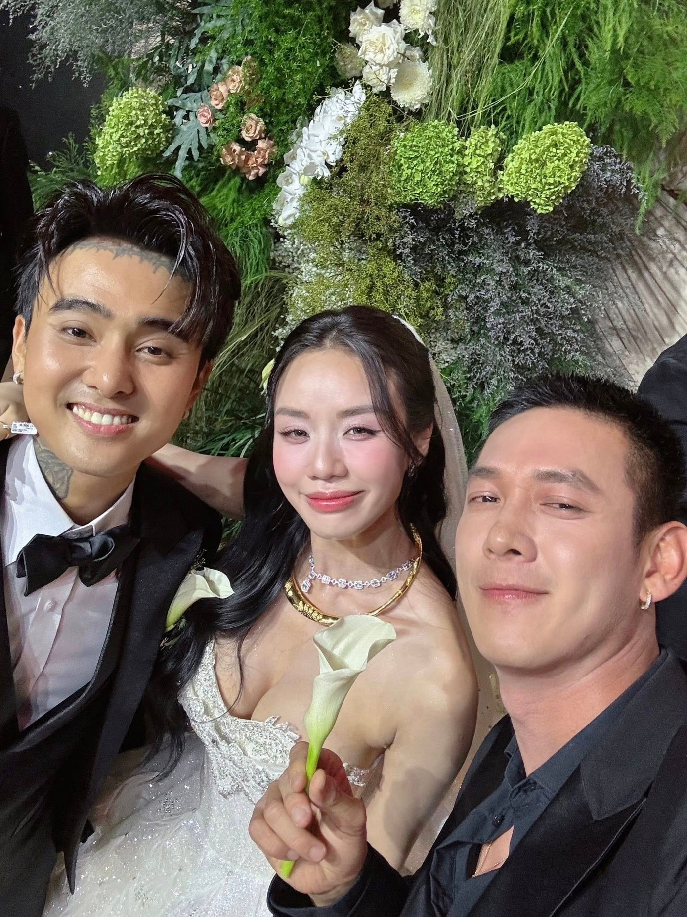 Sau bữa tiệc, Song Luân gửi tín hiệu: "Tuy không chụp được hoa nhưng tui cũng lén ngắt được một bông. Xin vía 2 vợ chồng nha. Tui cũng muốn cưới". 518272016-24230896863208017-1194810192130557088-n.jpg