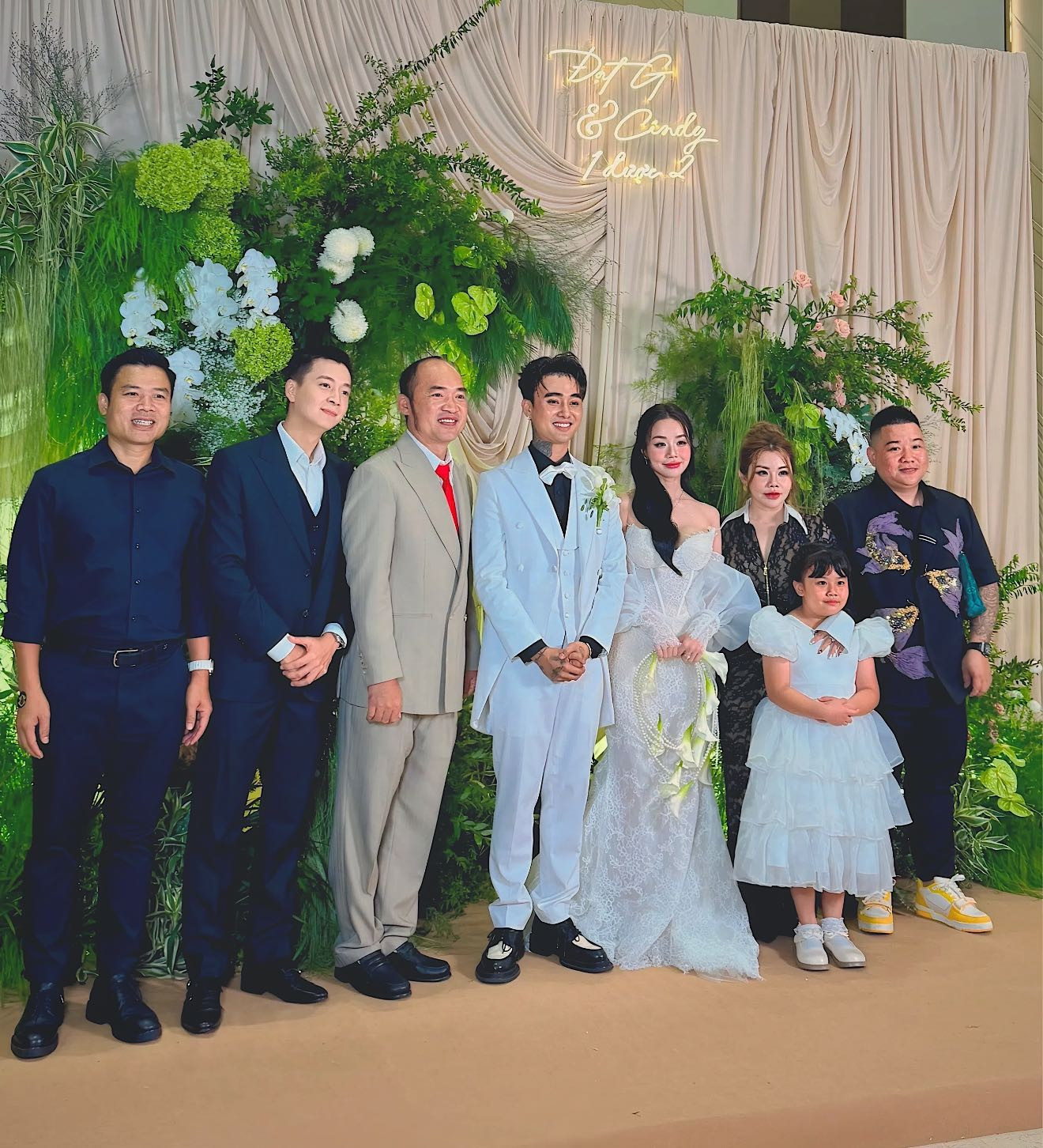 Bộ vest theo phong cách "ông sui" khiến Tiến Luật trở khách mời nổi bật nhất tại đám cưới. anhlethanhduong.jpg
