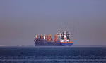 Một tàu hàng neo đậu ngoài khơi bờ biển Dubai, Các Tiểu vương quốc Ảrập Thống nhất, ngày 1/3/2026. Ảnh: EPA.