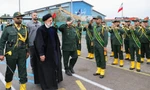 Hình ảnh cố Tổng thống Iran Ebrahim Raisi (thứ 3 từ trái) đến thăm căn cứ hải quân của Lực lượng Vệ binh Cách mạng Iran (IRGC) tại Bandar Abbas, miền nam Iran, được công bố vào ngày 2//2024. Ảnh: Văn phòng Tổng thống Iran.