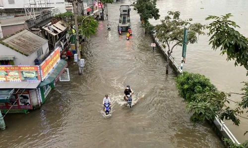 TPHCM đón không khí lạnh, triều cường đạt đỉnh