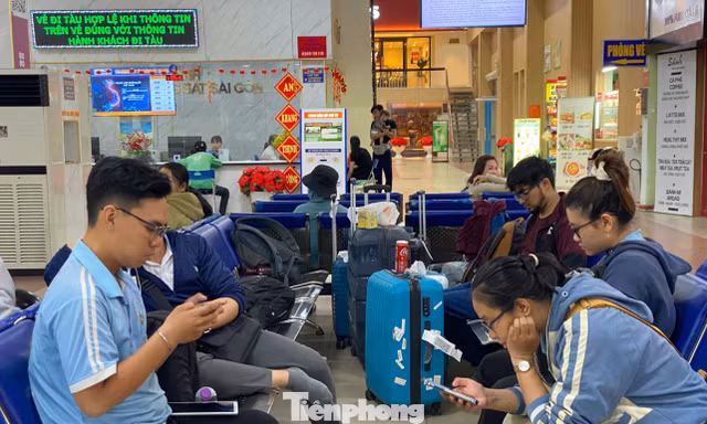 Hành khách vật vờ tại ga Sài Gòn sau sự cố sà lan tông cầu Ghềnh