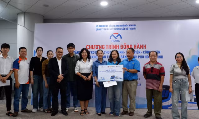 Đại diện Công ty TNHH MTV Đường sắt đô thị số 1 TPHCM và nhà tài trợ tặng vé tháng cho công nhân, người lao động có hoàn cảnh khó khăn tại TPHCM. Ảnh: Hữu Huy
