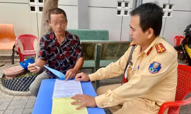 Manh động sau va chạm giao thông, người đàn ông lộ ra hàng loạt vi phạm