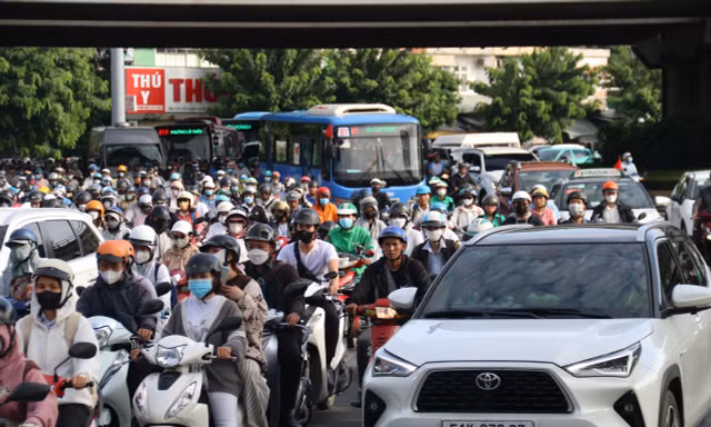 Người xe chen chúc di chuyển trên quốc lộ 13 (hướng từ phường Bình Dương lưu thông về phía trung tâm TPHCM).