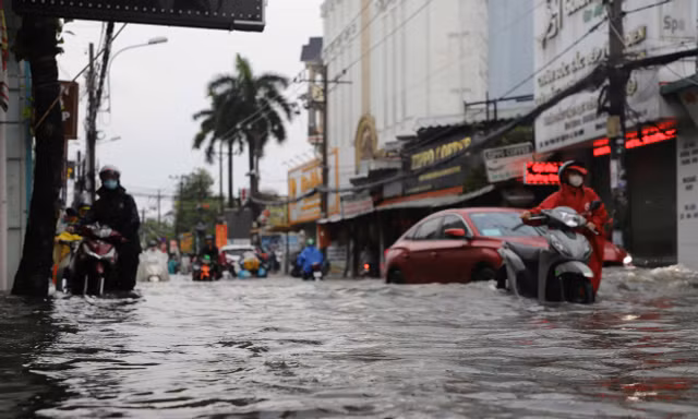 Mưa kéo dài, đường phố TPHCM, Đồng Nai ngập sâu, hàng loạt xe chết máy 
