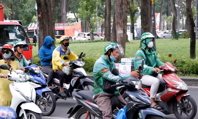 400.000 xe máy xăng sang xe điện ở TPHCM: Hạ tầng sạc được giải quyết ra sao?