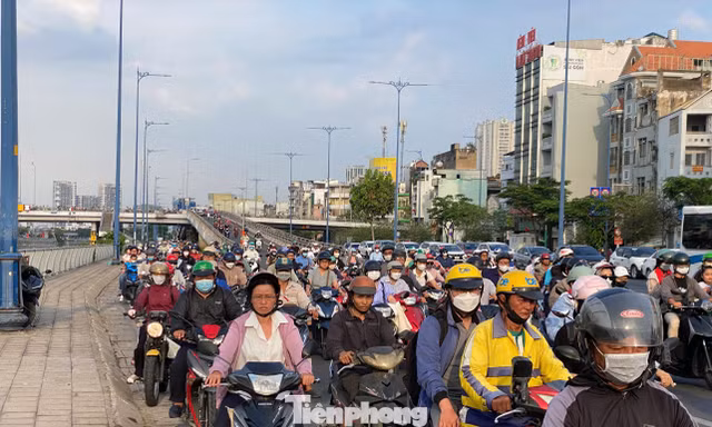 Các lối vào trung tâm TPHCM ken đặc người, xe trong sáng đầu tuần sau lễ 