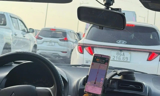 Chiều mùng 5 Tết, nhiều tuyến đường về TPHCM kẹt cứng phương tiện