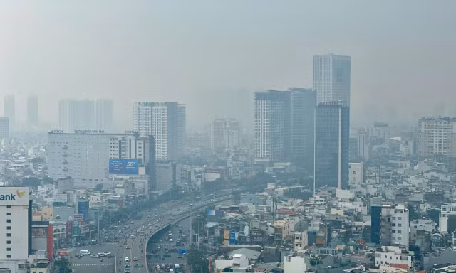 Người dân TPHCM đón thời tiết mát mẻ đầu tuần mới