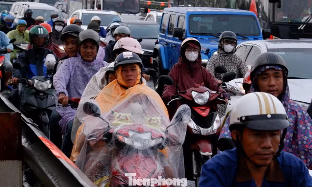 Người dân đội mưa rời TPHCM, cửa ngõ ùn ứ suốt chiều tối