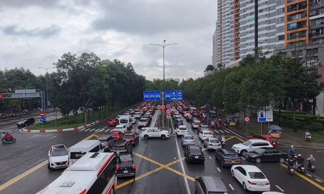 Kẹt xe kéo dài trên đường Mai Chí Thọ. Ảnh: Hữu Huy