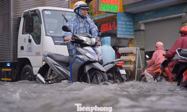 Mưa như trút từ trưa đến chiều, nhiều tuyến đường TPHCM hóa sông