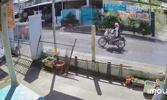[Video] Bị giật 140 tờ vé số, bé trai 11 tuổi đạp xe đuổi theo rồi bị ngã