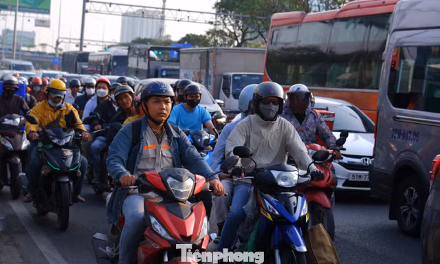 Ùn ùn rời thành phố nghỉ lễ, cửa ngõ TPHCM đông nghịt từ sáng sớm