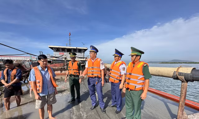 Phát hiện xà lan chở gần 1.000m³ cát lậu ở khu vực cửa biển TP.HCM