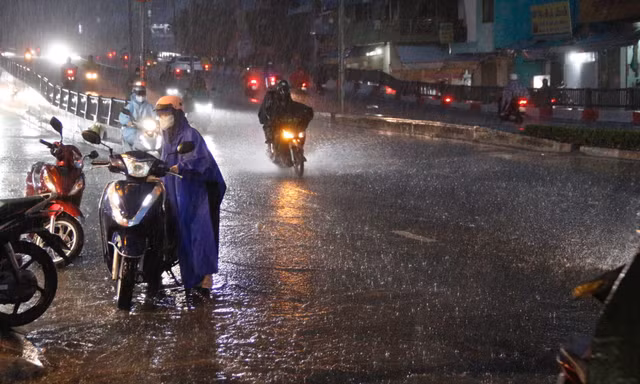 Biển Đông sắp đón bão, thời tiết TPHCM những ngày tới ra sao?