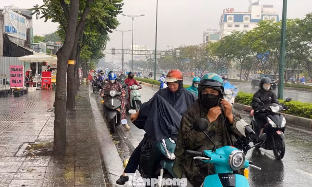 TPHCM bất ngờ đón mưa trái mùa, người đi đường không kịp trở tay 