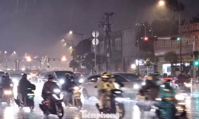 TPHCM mưa như trút nước kèm sấm chớp tối cuối tuần