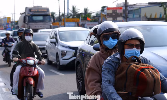 Người dân trở lại sau kỳ nghỉ dài, cửa ngõ TPHCM quá tải
