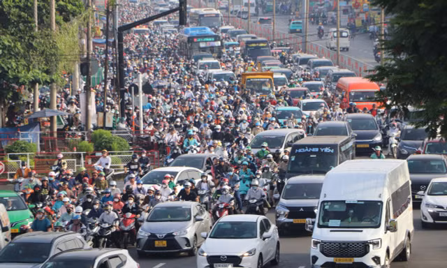 Cửa ngõ Đông Bắc TPHCM vẫn ùn tắc dù phân luồng mới 