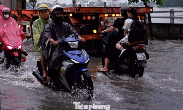 Mưa lớn ở TPHCM, có nơi vượt 200 mm