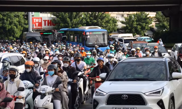 TPHCM miễn phí xe buýt: 'Cú hích' để người dân rời xe cá nhân?