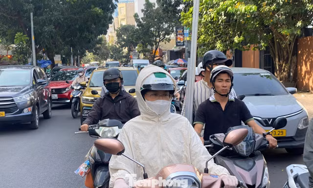 TPHCM se lạnh, người dân mặc thêm áo khoác để giữ ấm khi ra đường