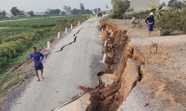 Tây Ninh: Đường ven sông sụp lún sâu 2m, nguy hiểm rình rập
