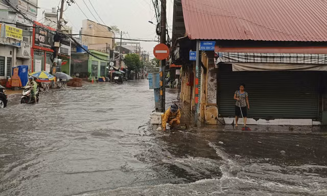 Mưa đầu mùa chiều 2/5, TPHCM xuất hiện 11 điểm ngập