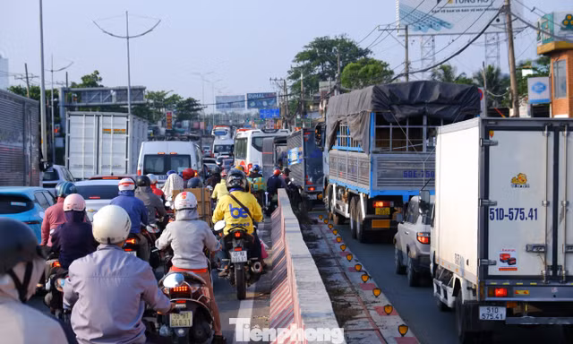 Cửa ngõ vào TPHCM kẹt cứng trở lại người và xe