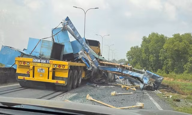 Thót tim cảnh xe đầu kéo gặp sự cố, hàng hóa văng tung tóe