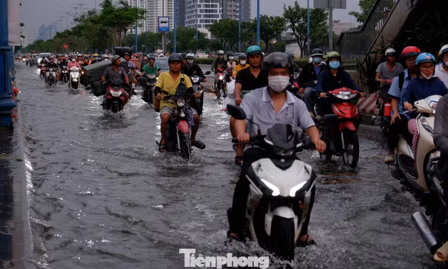 Triều cường 'tấn công' khu vực Chợ Lớn ở TPHCM